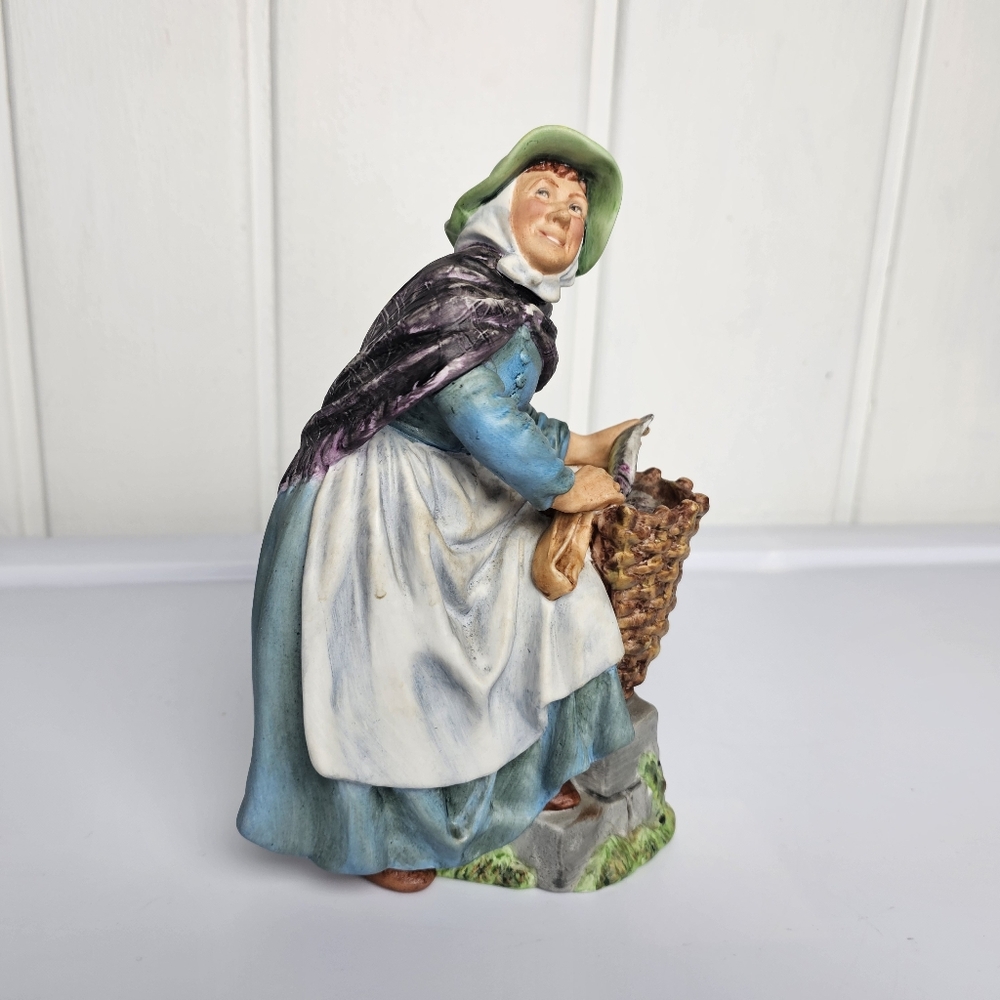 Old Meg HN2494 – Royal Doulton Figurine